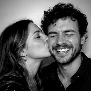 Black & white effect on a kiss on the cheek at the photo booth — online photo booth
